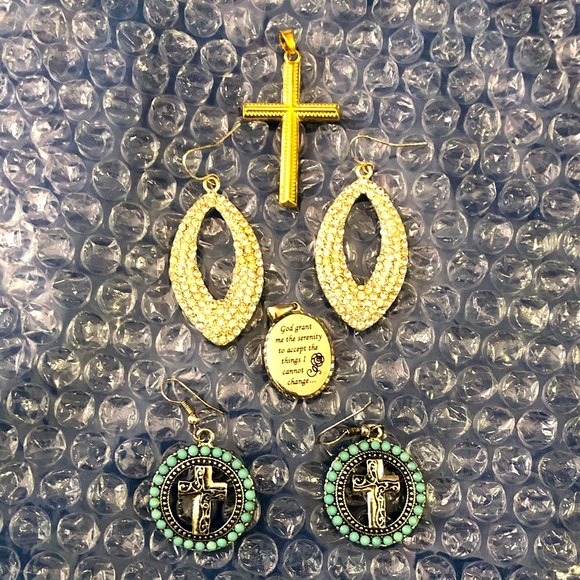 Jewelry - Fashion Jewelry Bundle 2 pairs Earrings 2 Pendants in EUC